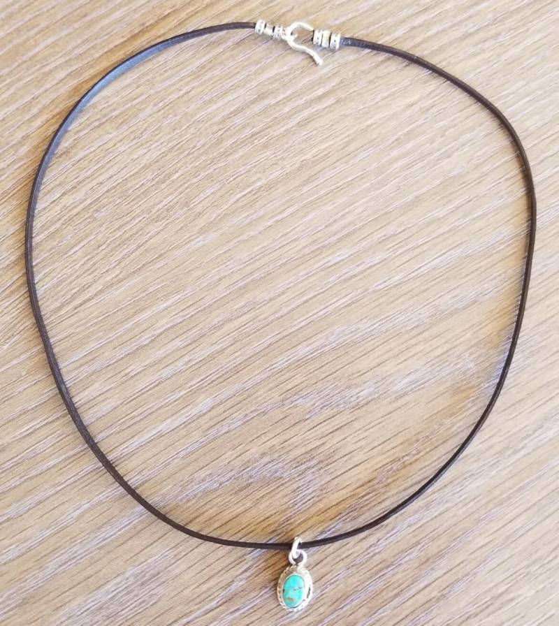 Kleine Türkis Anhänger Halsreif, Sterling Silber Anhänger, Dünne Leder Halsband, Kleine Halskette, Dünne, Minimalistisch von goodkarmanyc