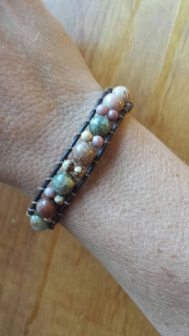 Leder-Wickelarmband Mit Bunten Jaspis, Boho Wickel, Hippie-Armband von goodkarmanyc