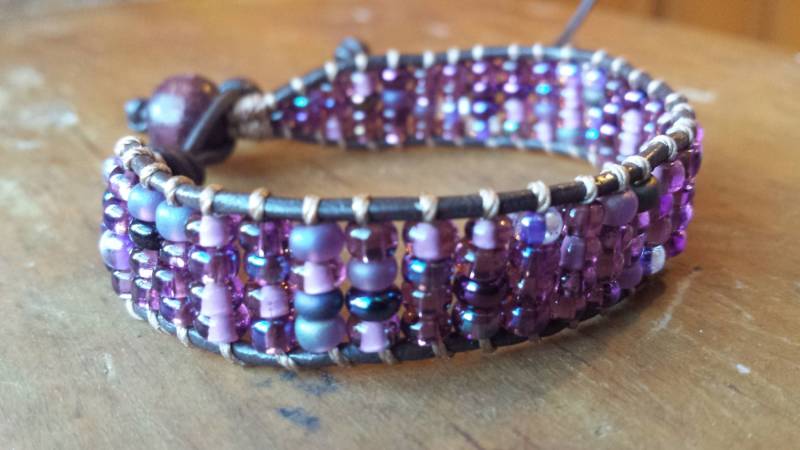 Lila Einzel-Wrap Armband, Boho Lederwickelarmband, Hippiearmband, Verstellbar von goodkarmanyc