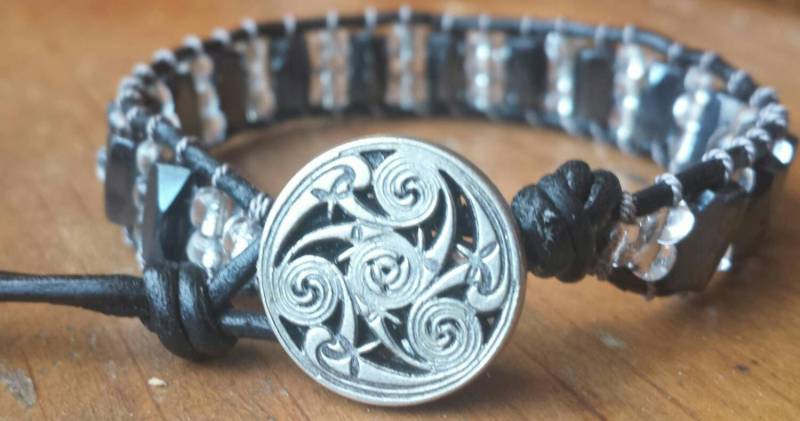 Magnet Hämatit Armband, Ledergriffband, Boho Schmuck, Energieband, Schmerzlinderung, Armband Heilung von goodkarmanyc