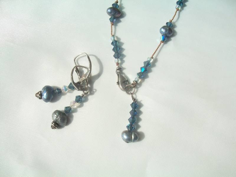 Marine, Silber, Süßwasser-Perle, Swarovski Kristall, Zinn Pokal-Collier-Set, Stretch Armbänder, Ohrringe Baumeln von goodkarmanyc