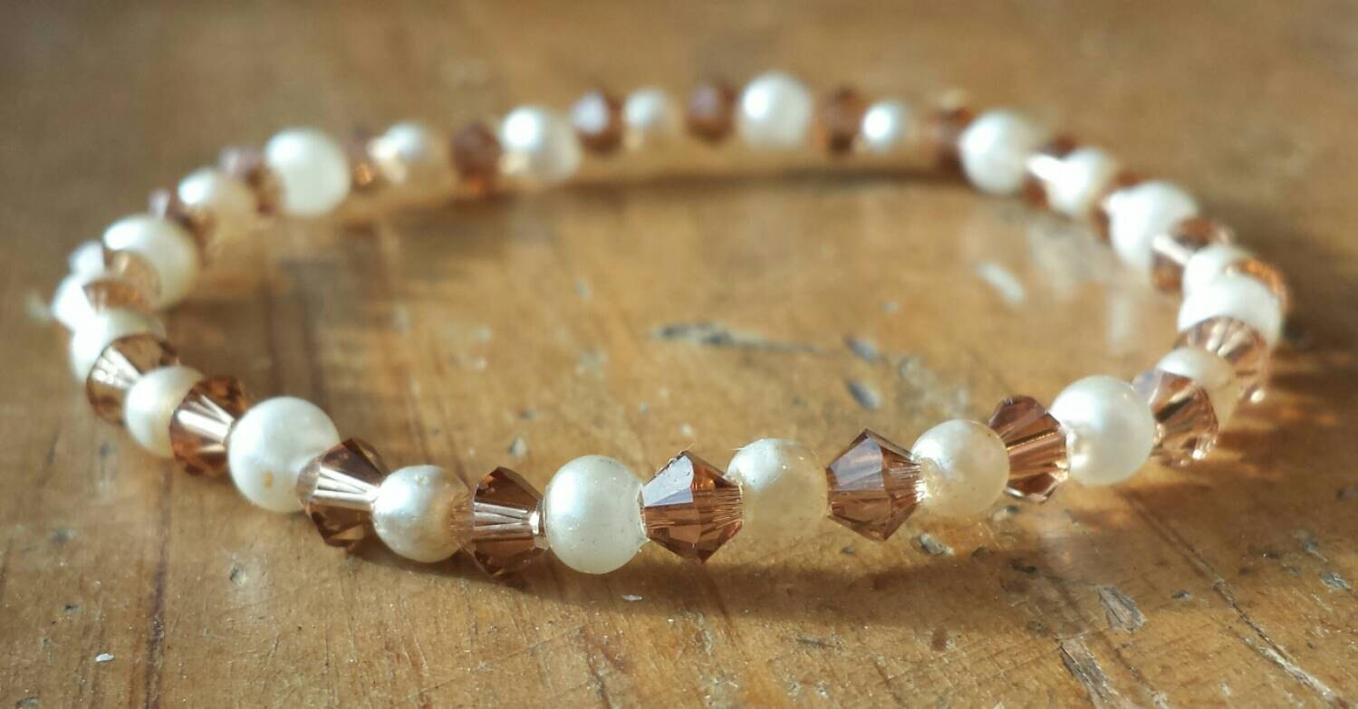 Perle Und Swarovski Kristall Perlen Stretch Armband von goodkarmanyc