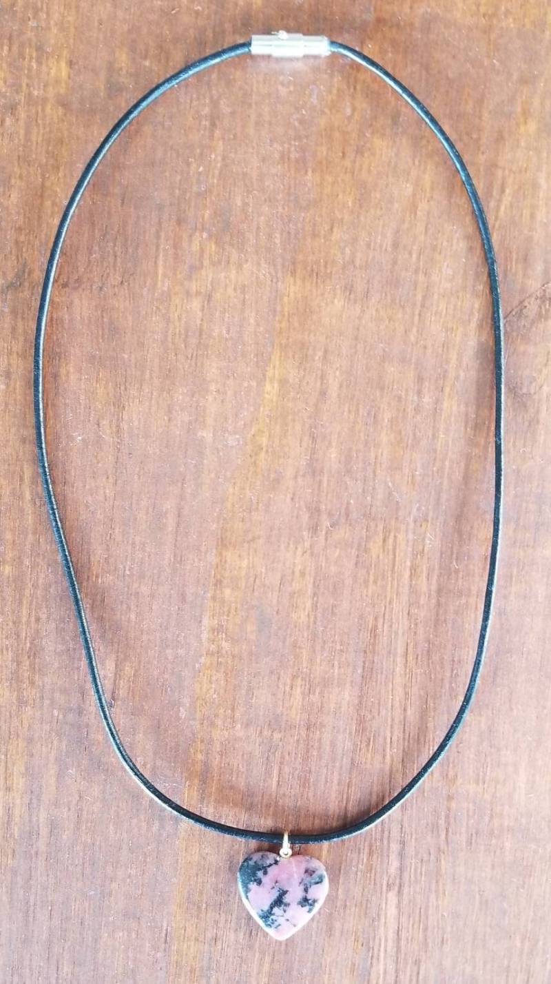 Rhodonit Herzhalskette Leder, Magnetverschluss, Herz Schmuck, Herz-Halskette, Halskette, Charm, Heilung Schmuck von goodkarmanyc