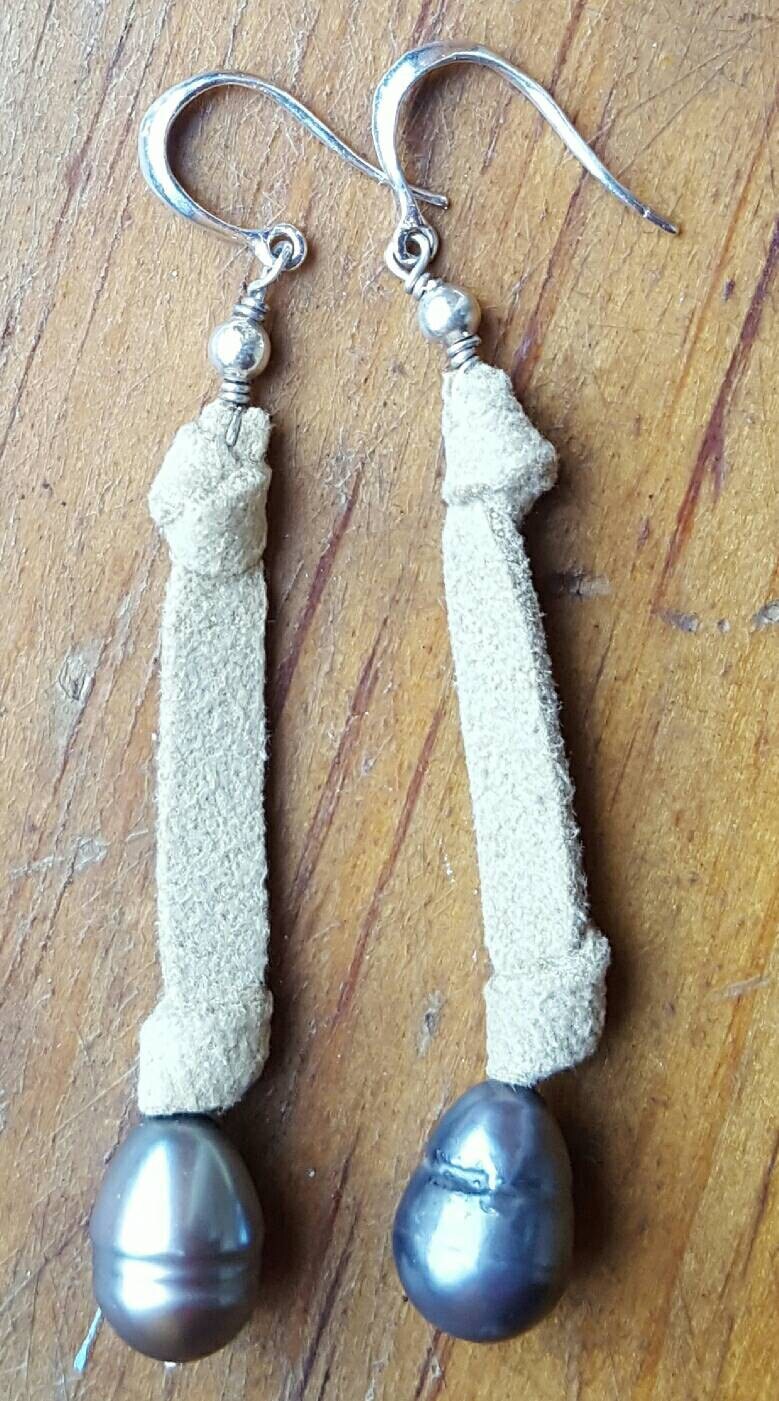 Süßwasser Perle Und Wildleder Ohrringe, Perlen Ohrringe Silber Baumeln Schwarze von goodkarmanyc