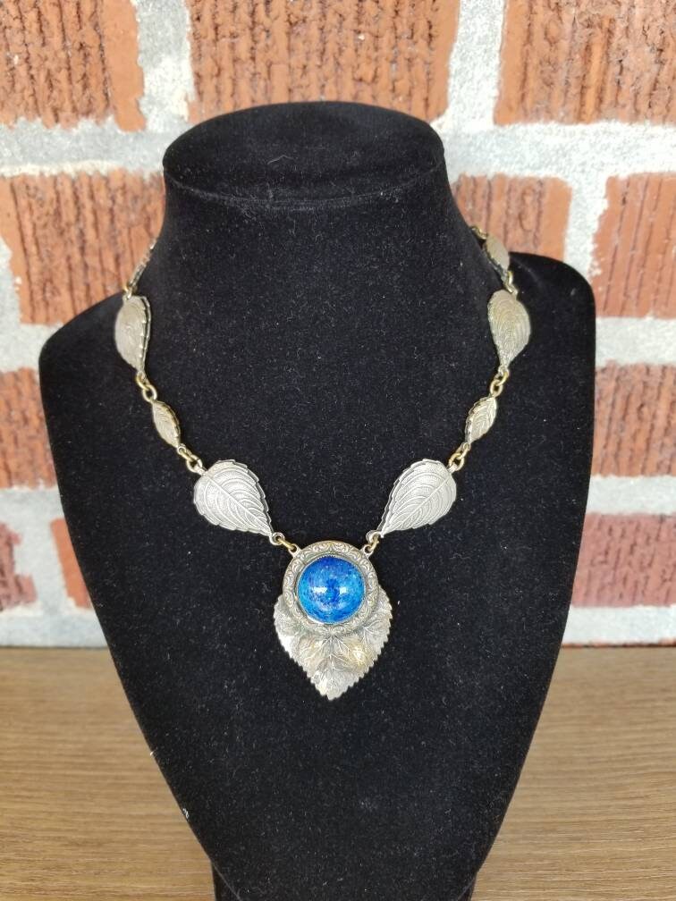 Vintage Art-Deco Filigrane Blatt, Lapis-Cabochon Halskette, Blatt Art-Deco-Halskette, Sterling Und Lapislazuli von goodkarmanyc