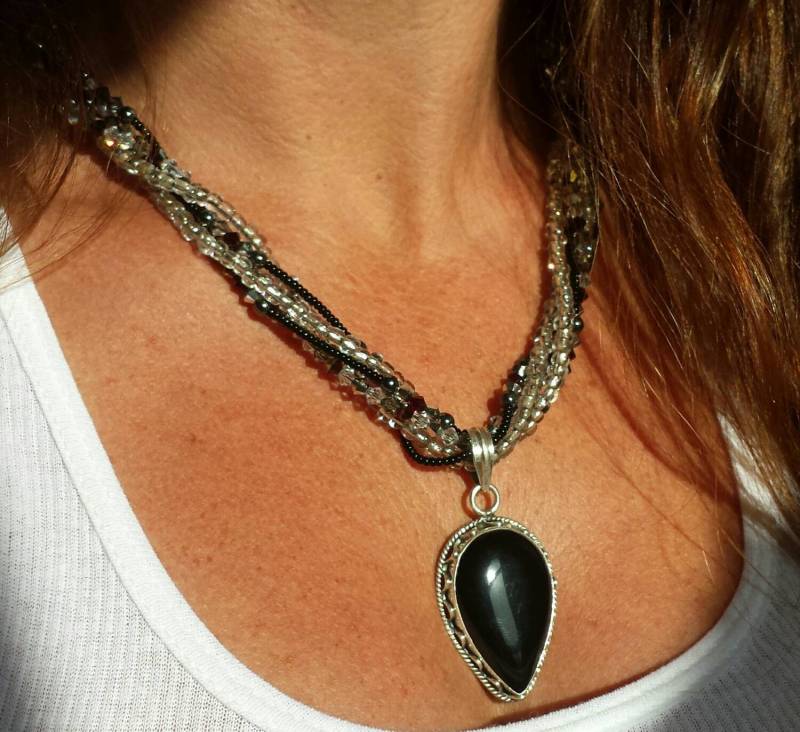 Vintage Onyx Sterling Silber Anhänger, Swarovski-Kristall, Perlen, Multistrand Halskette von goodkarmanyc