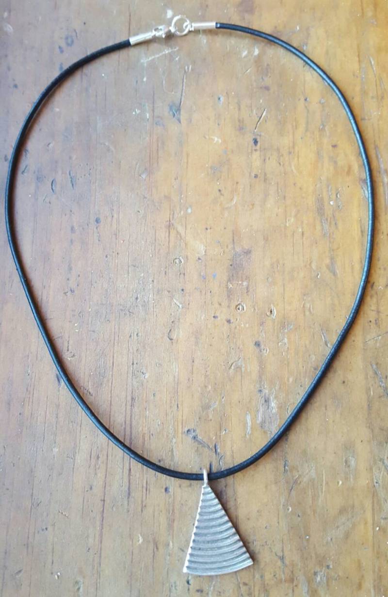 sterling Silber Gerillt Dreieck Charme Aus Schwarzem Leder Halskette, Anhänger, Schwarzes Leder, Schmuck, Und von goodkarmanyc