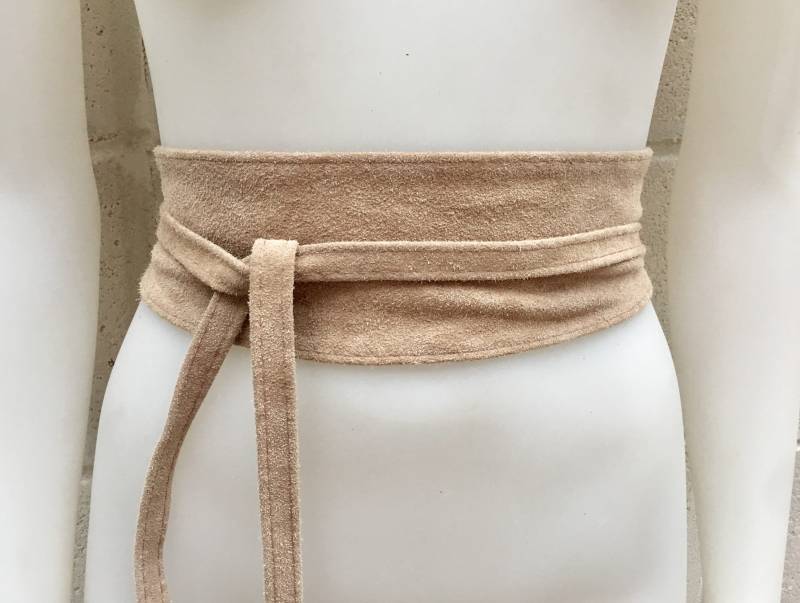 Beige Wildleder Obi Gürtel. Natürlicher Weicher Wickelgürtel. Wickel-Schärpe. Boho Gürtel Aus Echtem Leder in Beige. Taillengürtel Cinch von goodtimesbarcelona
