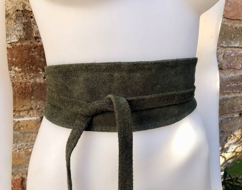 Dunkelgrüner Wildleder Obi Gürtel. Wickelgürtel Aus Natürlichem Weichem Veloursleder. Grüner Taillengürtel, Umlaufender Grüner Boho Gürtel von goodtimesbarcelona