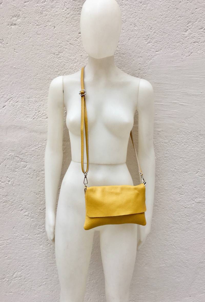 Kleine Ledertasche in Senf Gelb .umhängetasche, Schultertasche Echt Leder. Gelbe Tasche Mit Verstellbarem Trageriemen, Reißverschluss Und Klappe von goodtimesbarcelona