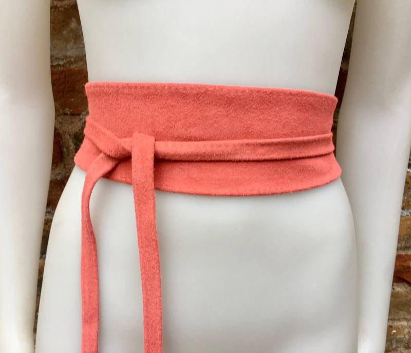 Koralle Pink Wildleder Obi Gürtel. Wickelgürtel Aus Echtem Leder. Lachsrosa Boho Wickelgürtel. Taillengürtel Weichem Natürlichen in Der Farbe Koralle von goodtimesbarcelona