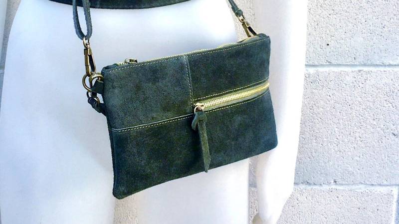 Veloursledertasche in Dunkelgrün. Umhängetasche/Schultertasche Aus Echtem Leder. Kleine Grüne Wildledertasche Mit Verstellbarem Gurt Und von goodtimesbarcelona
