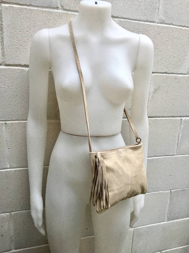 Wildledertasche in Hellem Beige. Umhängetasche, Umhängetasche Aus Echtem Leder. Kleine Boho-Ledertasche Mit Reißverschluss Und Quaste von goodtimesbarcelona