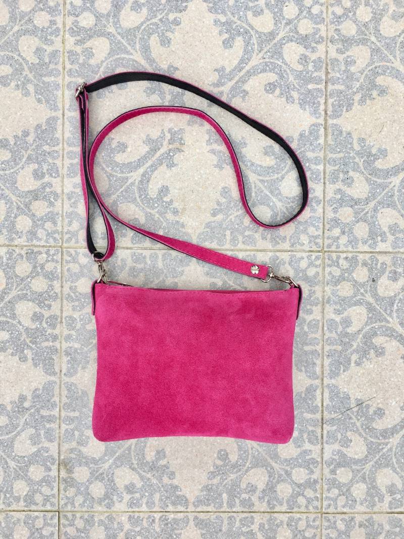 Wildledertasche in Pink. Umhängetasche, Schultertasche Echt Leder. Kleine Fuchsiafarbene Ledertasche Mit Verstellbarem Trageriemen Und Reißverschluss von goodtimesbarcelona