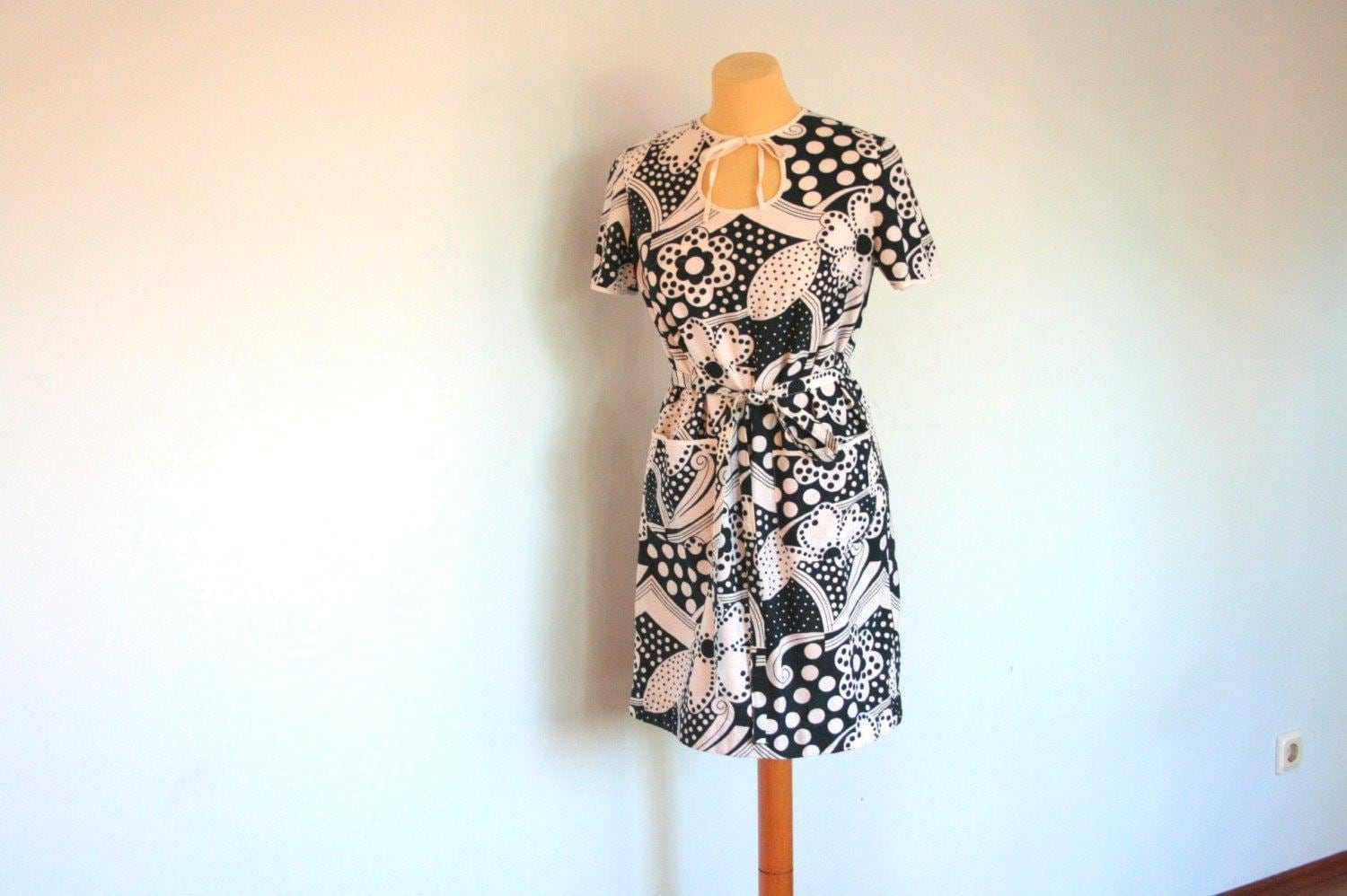 60Er Jahre Paisley A-Linie Kleid, Vintage Bold Daisy Kleid in Weiß Und Schwarz, 60Er/70Er Print Monochrome M Medium von gooodmorningVINTAGE