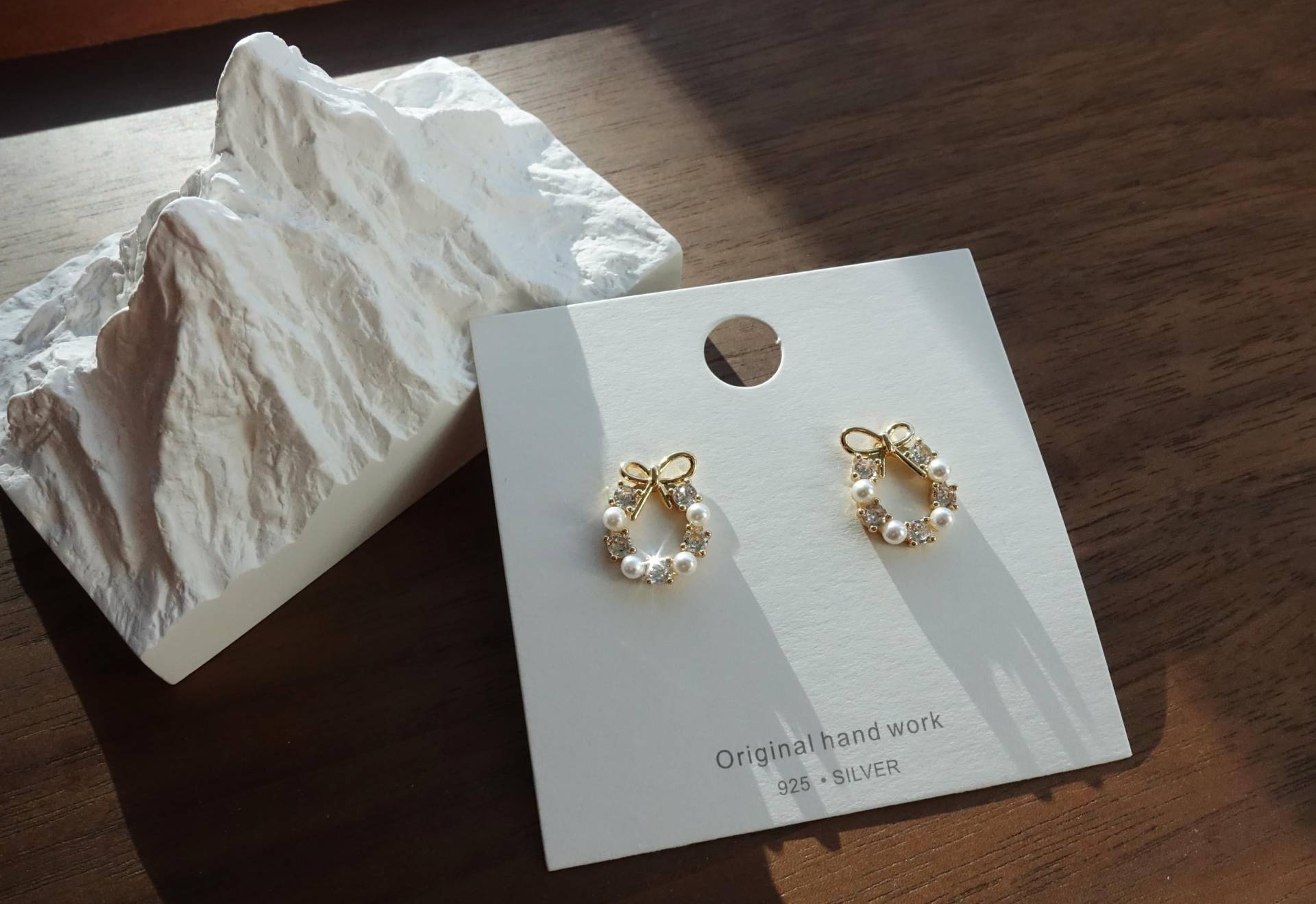 Vorbestellung// Sweet Christmas Bow Wreath Earrings/Zirconia & Faux Pearls 925 Sterling Silver Studs Gift von goopicknick