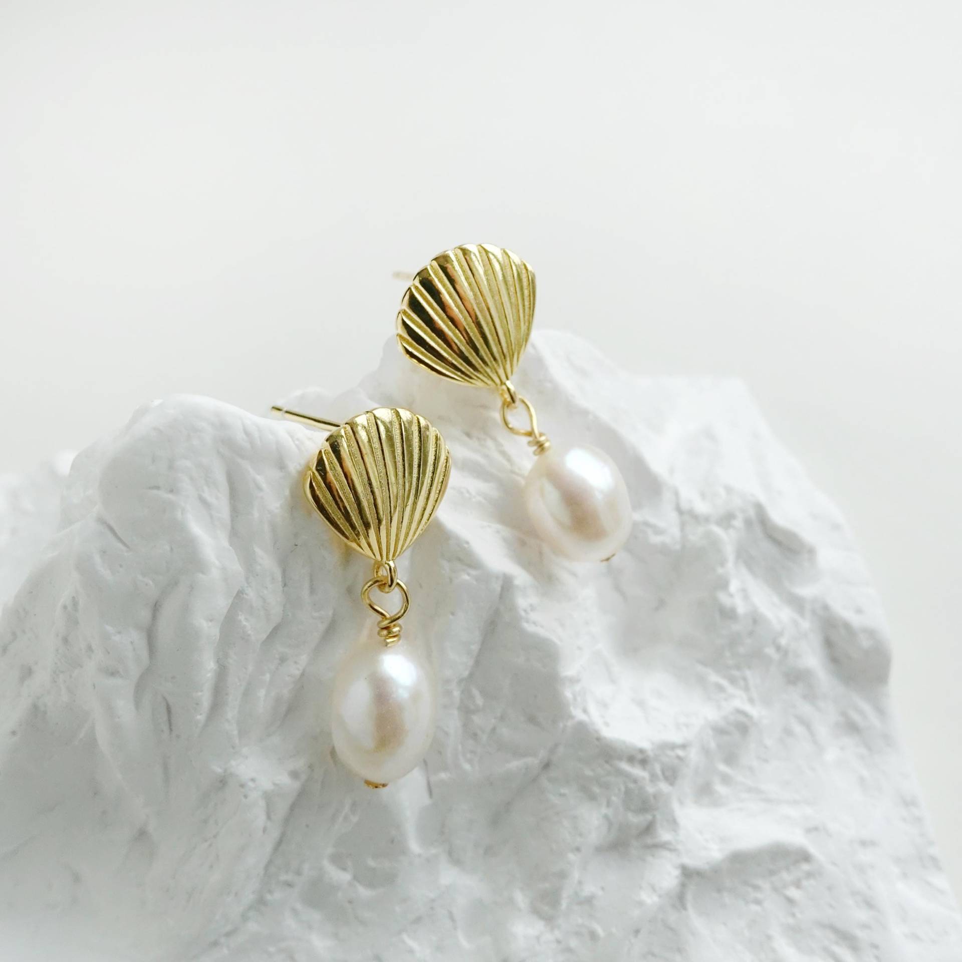 Summer Beach/Seashell Freshwater Pearl Earring/Gold Plated 925 Sterling Silver von goopicknick
