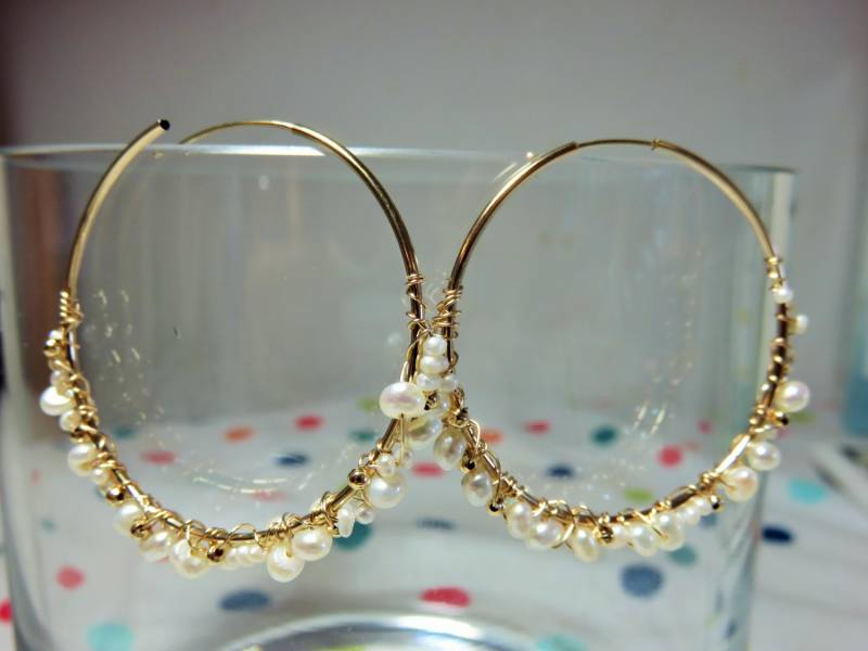 Sale 30% 14K Massive Gelbgold Und Weiße Süßwasserperlen Ohrringe von gorgeous