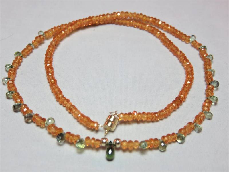 Sale 30% Natürliche Orange Saphir Rondelle Perlen & Grüner Kleine Briolettes.14K Gelbgold Magnetverschluss Halskette von gorgeous