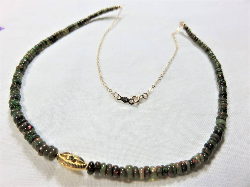 Sale 30% Natürliche Runde Grüne Opalperlen, 22K Massivgold Geschnitzte Marquise Perle Und 14K Massive Gelbgold Perlenkette von gorgeous