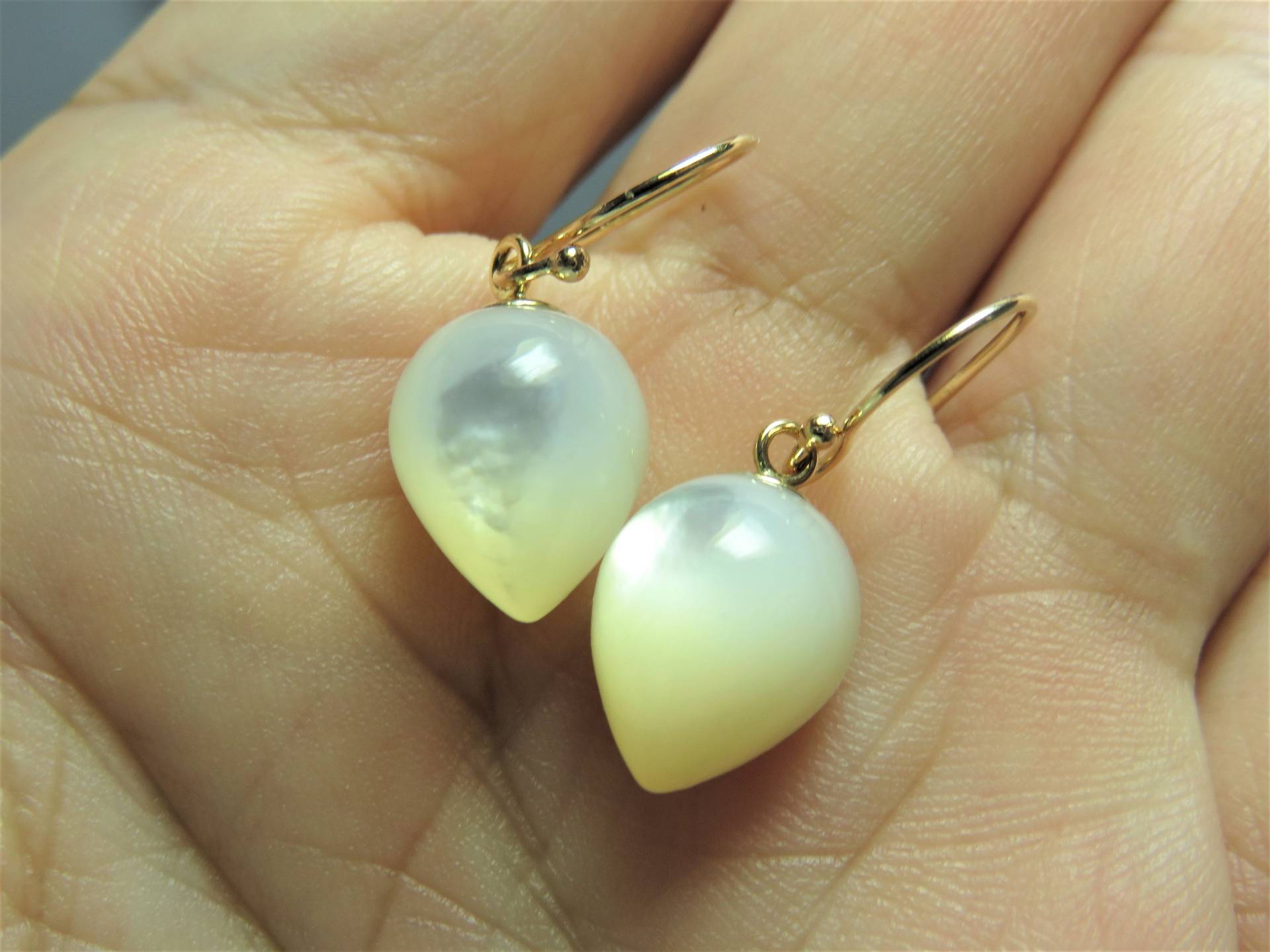 Sale 30% Natürliche Weiße Perlmutt Glatt Acron Tropfen | 10x12mm, 14K Massiv Gelbgold Ohrhänger Und Perlenkappen von gorgeous