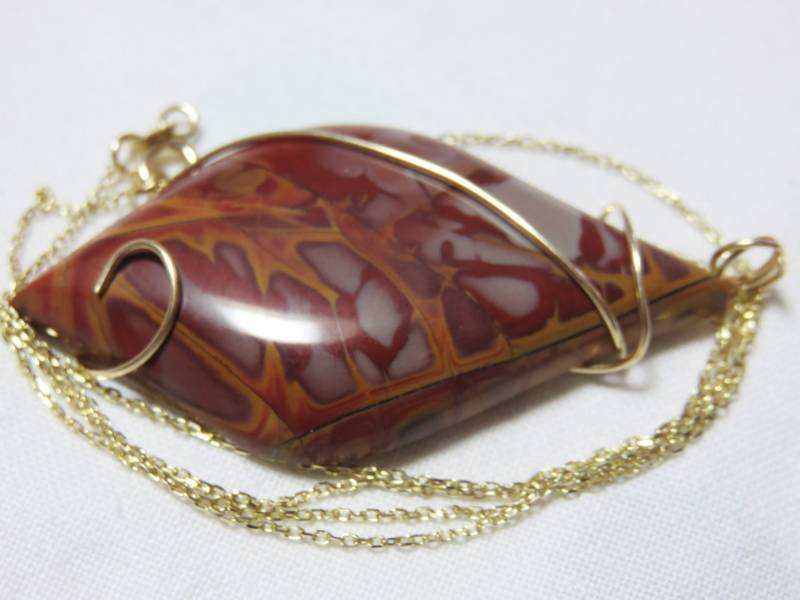 Sale 30% Natürlicher Noreen Jaspis Nalural Freeform Form Glatter Anhänger Und 14K Gelbgold Halskette von gorgeous