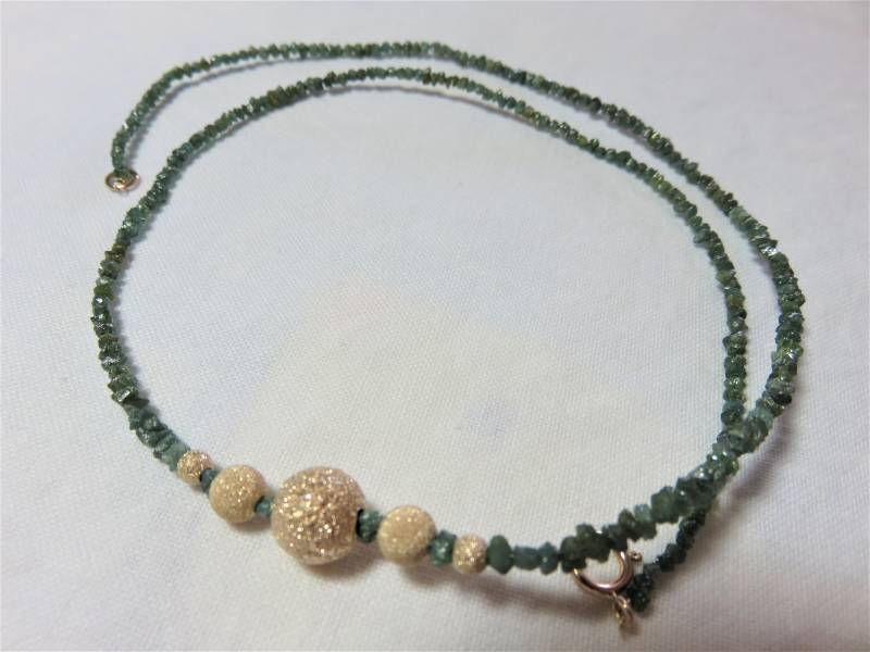 Sale 30% Natur Grüne Rohdiamant Perlen, 14K Massiv Gelbgold Stardust Perle Und Federverschluss Mit Ring Halskette von gorgeous