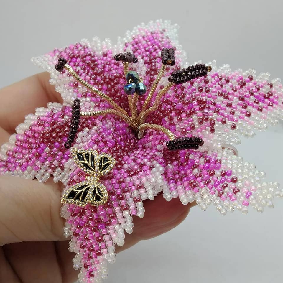 Chic Perlen Lilie Brosche - Handgewebtes Florales Accessoire Für Stilvollen Look Chic Perlen Lilie Brosche - Handgewebtes Florales Accessoire Für Stilvollen Look von gorgeouslily
