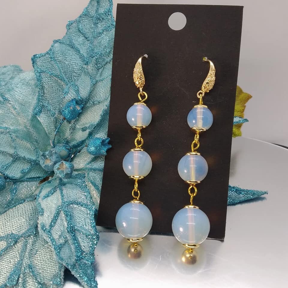 Mondstein Ohrhänger. Blaue Kugel Hängeohrringe. Edelstein Ohrringe in 24K Gold Mondstein Ohrhänger. Blaue Kugel Hängeohrringe. Edelstein Ohrringe in 24K Gold von gorgeouslily