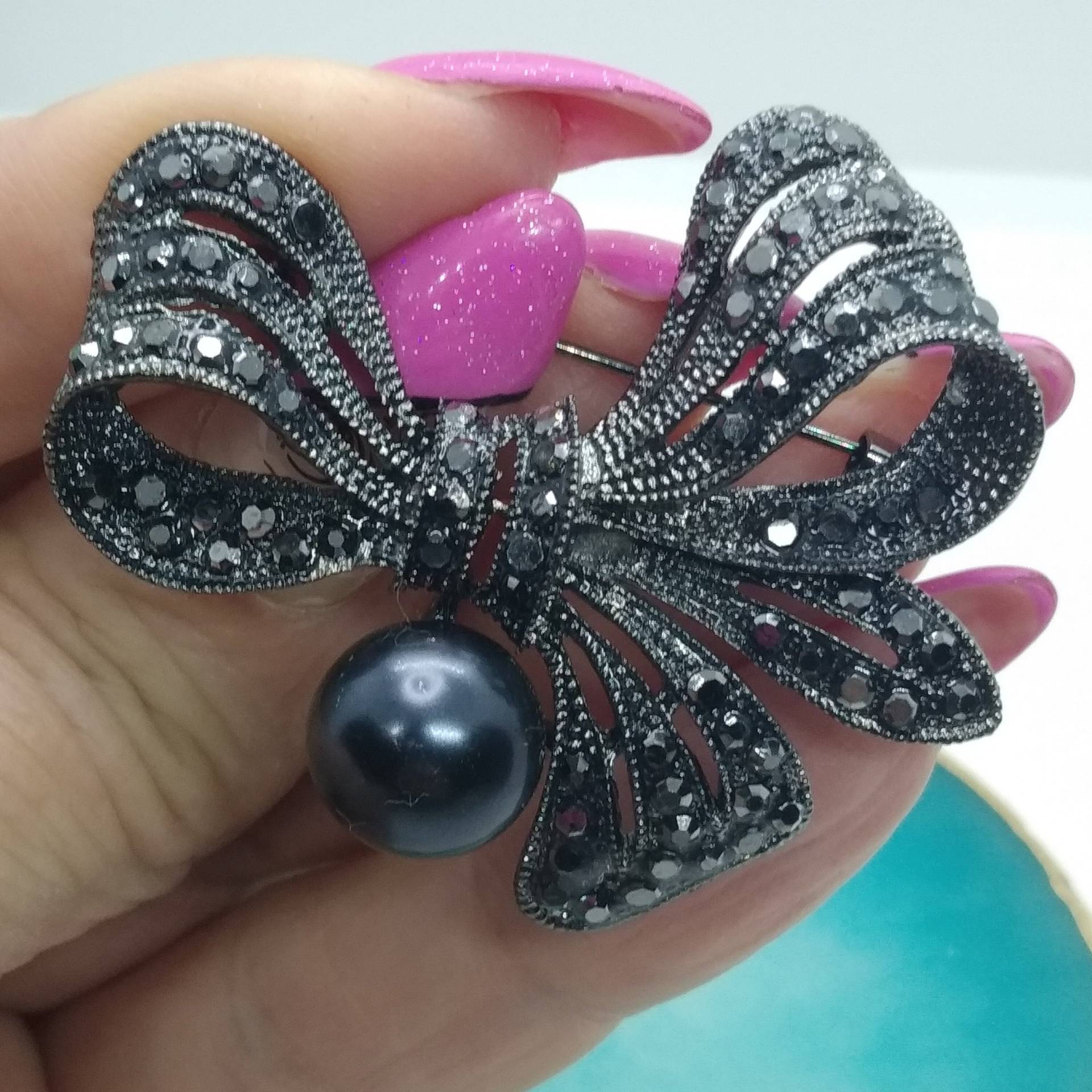 Vintage Schwarze Filigrane Schleifen Brosche Mit Strass Und Cz Kristallen - Eleganter Modeschmuck Vintage Schwarze Filigrane Schleifen Brosche Mit Strass Und Cz Kristallen - Eleganter Modeschmuck von gorgeouslily