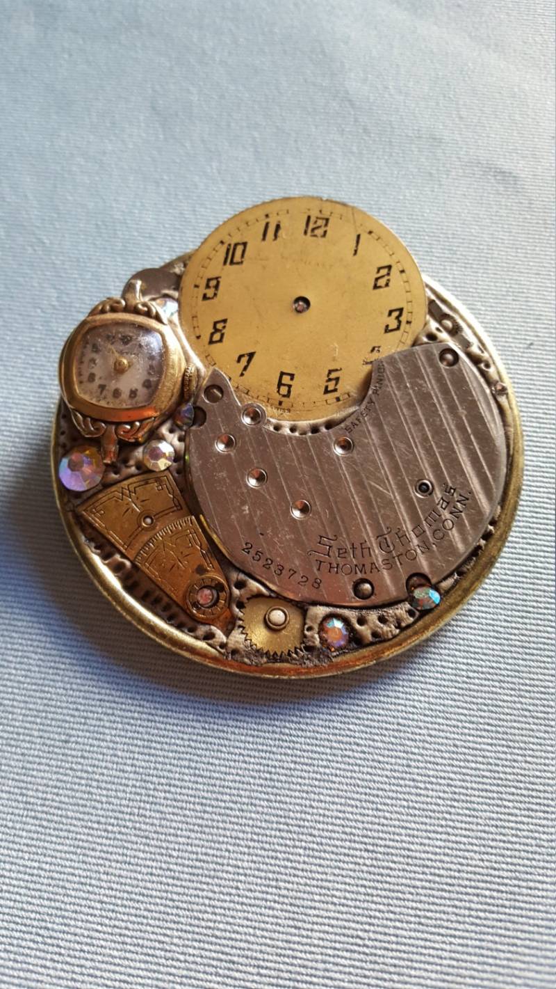 Einzigartige Vintage Uhr/Uhrenbrosche Signiert Von Leah Manis von gorricks