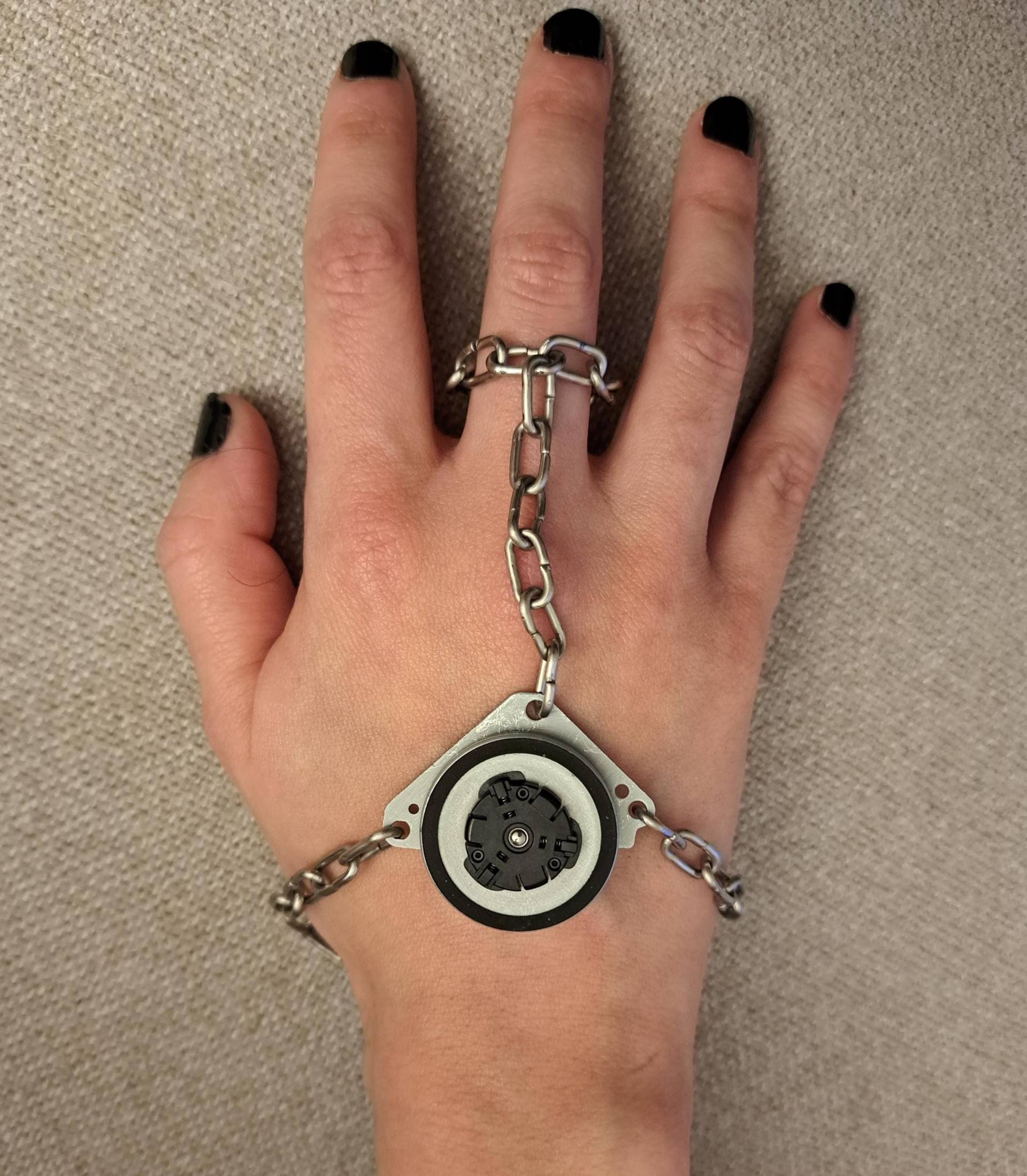 Cd-Halterung Handschmuck Cd-Halterung Handschmuck von gottlosesklumpAT