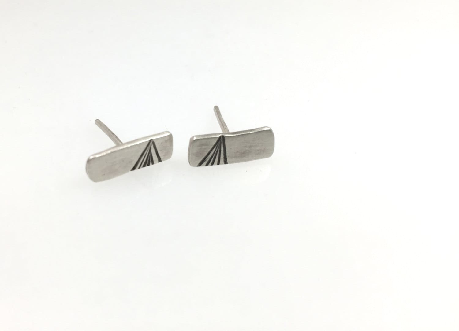 Mini Berg Ohrstecker Mini Berg Ohrstecker von gracehoganjewelry