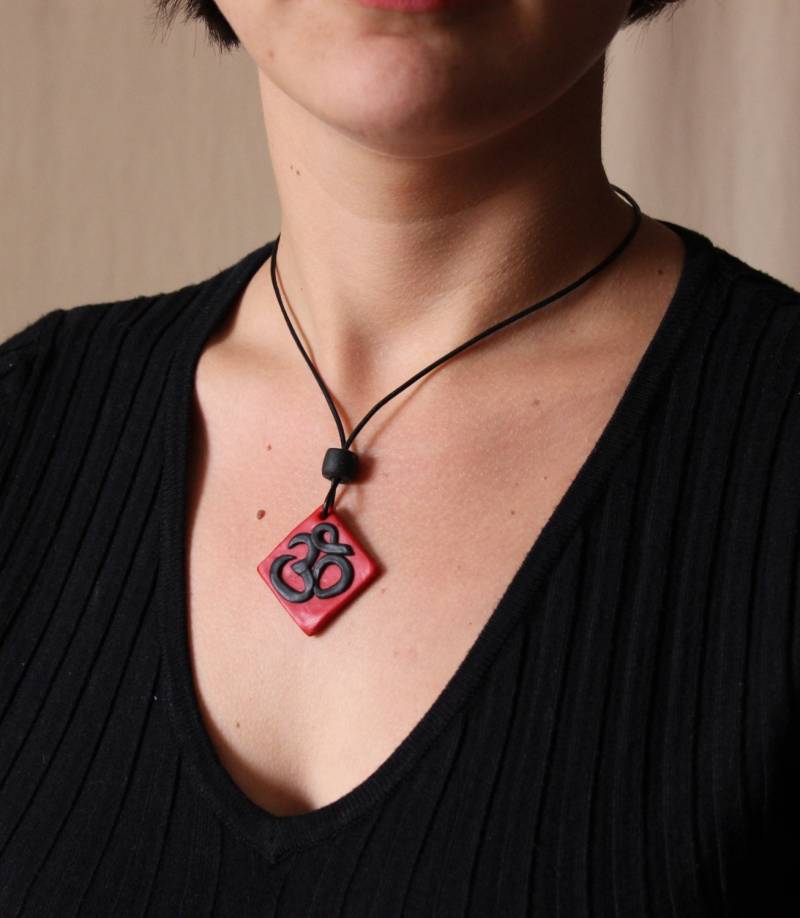 Anhänger Halskette Schwarz Und Rot Om - Für von gracyloufribush