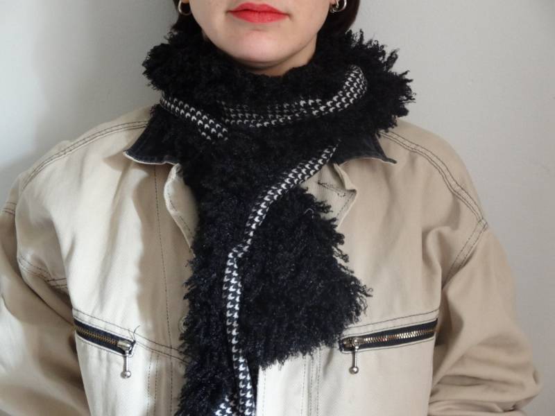 Schwarzer Kunstpelz Schal Und Schwarz Weiß Henne Fuß Stoffe-Schwarz Houndstooth von gracyloufribush