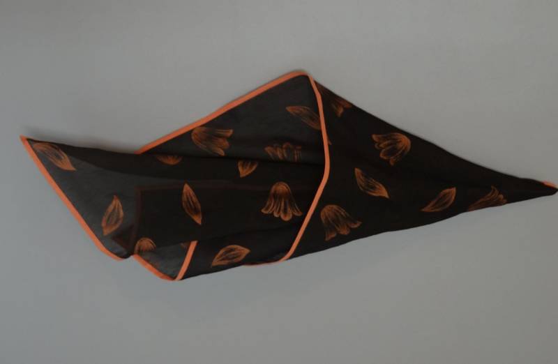 Stola Schal in Ausgefallenen Schwarz Bedruckten Stoffen Und Orange Tulpen - Schwarze Mit Orangen von gracyloufribush