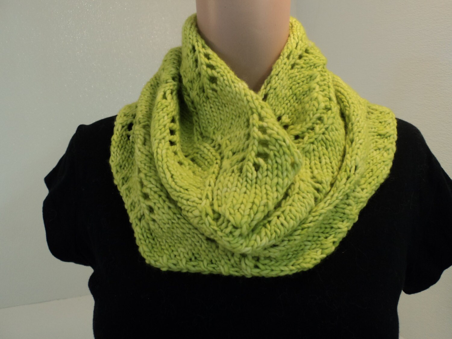 Handgefertigte Gestrickte Haube Wrap Apfelgrün Texturiert Kopfsalat Blatt 100 % Merinowolle Handgefertigte Gestrickte Haube Wrap Apfelgrün Texturiert Kopfsalat Blatt 100 % Merinowolle von grammysfuzzies
