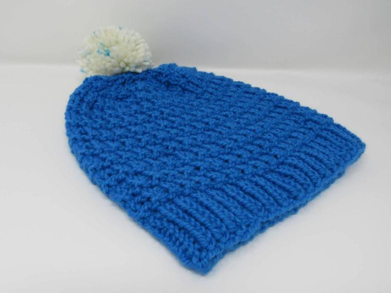 Handgefertigte Strickmütze Beanie Blau Alpaka Pom Weibliche Erwachsene von grammysfuzzies