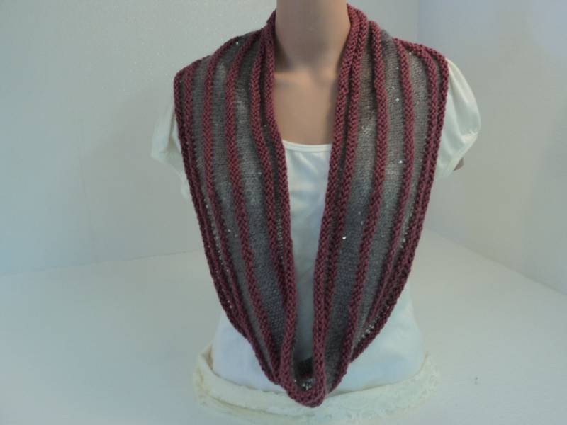 Handgefertigte Wrap Haube Grau Rosa Pailletten Merino Wolle Mohair Weiblich Gestreift von grammysfuzzies