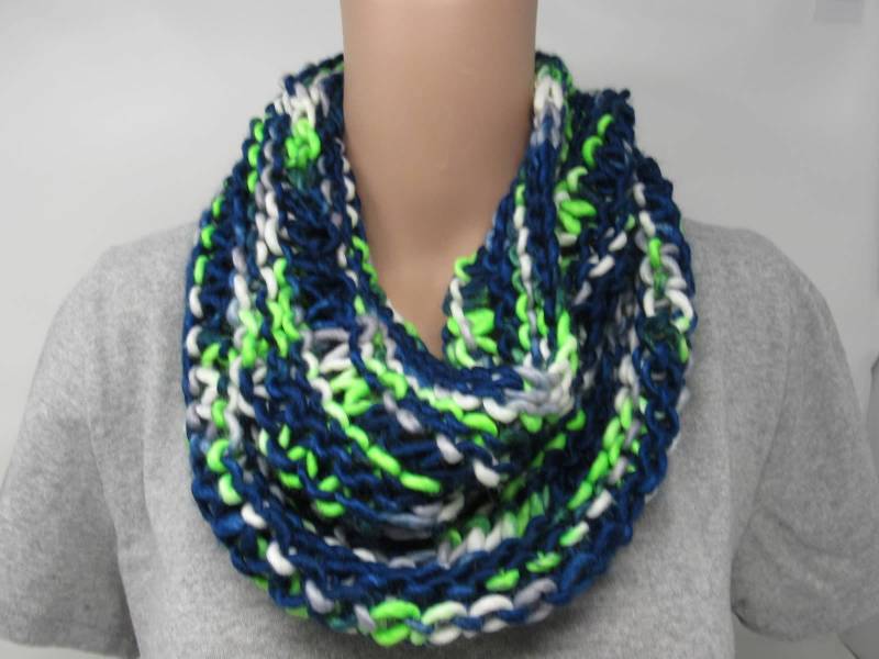 Handgefertigter Gestrickter Schlauchschal Strukturierte 100 % Merino Wolle Weiblichen Erwachsenen Gestreift von grammysfuzzies