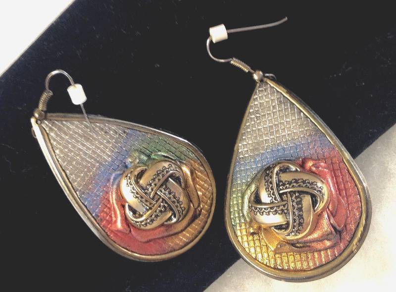 Artisan Tear Drop Ohrringe Regenbogen Farbe Metalle Bronze Sterling Silber Goldfarben Baumeln Tropfen Französisch Haken Silikon Saftey Backs Vintage Artisan Tear Drop Ohrringe Regenbogen Farbe Metalle Bronze Sterling Silber Goldfarben Baumeln Tropfen Französisch Haken Silikon Saftey Backs Vintage von grampsbasement