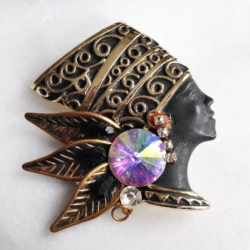 Damen Vintage Brosche Nofretete Mit Jute-Blätter & Königliche Gem Damen Vintage Brosche Nofretete Mit Jute-Blätter & Königliche Gem von grandfathersclocks