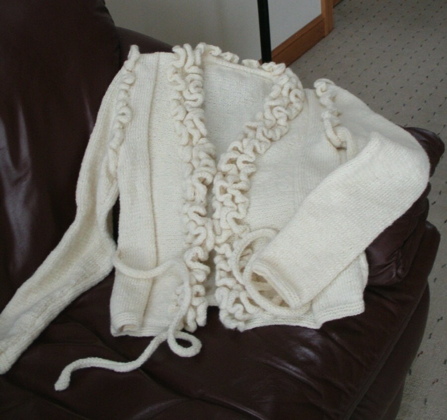 Eng Anliegende Offene Frontjacke Mit Rüschen Kanten Und Borten Eng Anliegende Offene Frontjacke Mit Rüschen Kanten Und Borten von grazynae