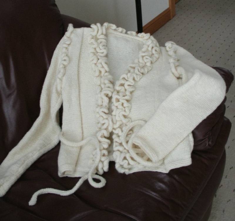 Eng Anliegende Offene Frontjacke Mit Rüschen Kanten Und Borten Eng Anliegende Offene Frontjacke Mit Rüschen Kanten Und Borten von grazynae