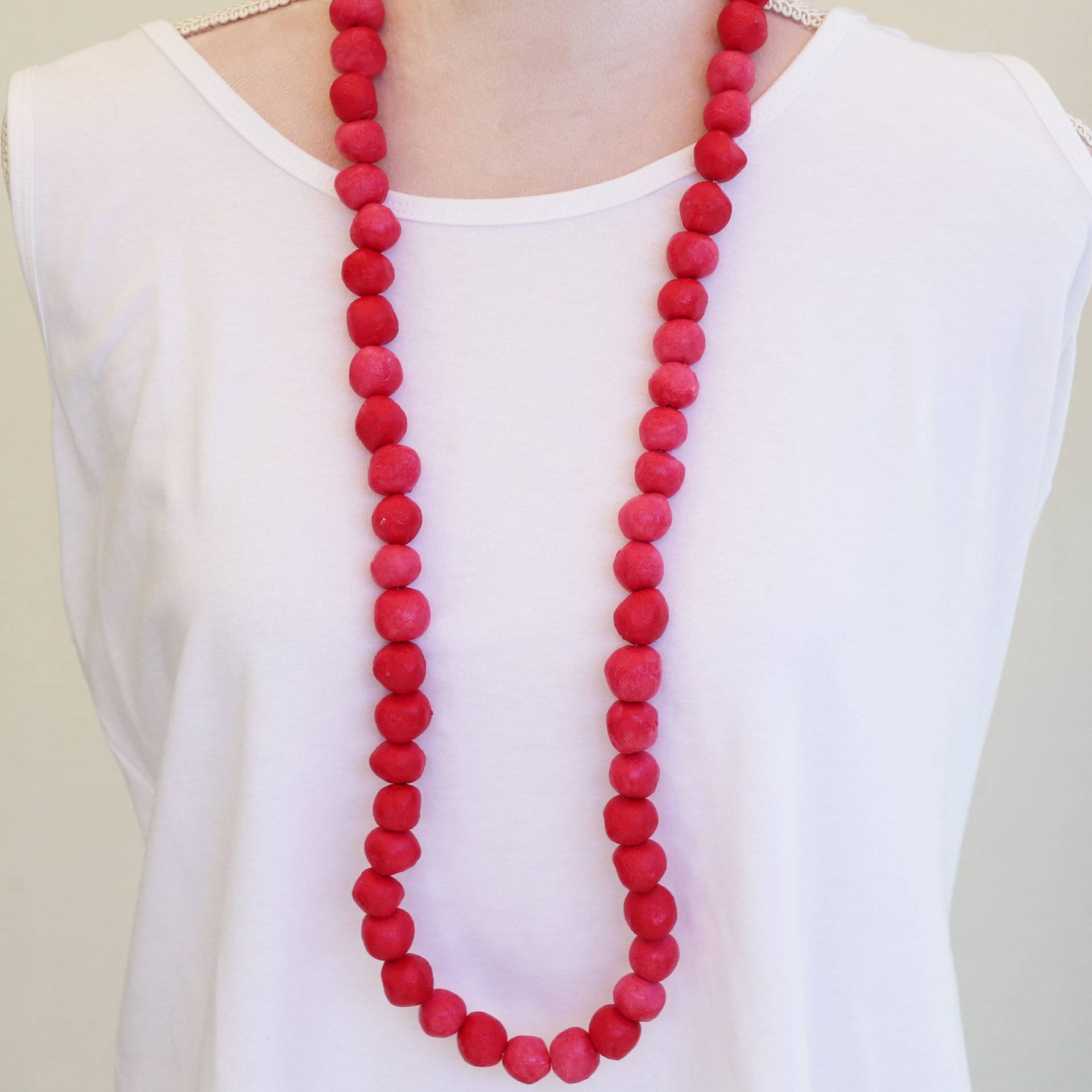 Die Lange Sisucellu Perlenkette Ist Eine Stilvolle Möglichkeit, Ihrer Garderobe Persönlichkeit Zu Verleihen. Perlen Handgefertigte Halskette Aus Die Lange Sisucellu Perlenkette Ist Eine Stilvolle Möglichkeit, Ihrer Garderobe Persönlichkeit Zu Verleihen. Perlen Handgefertigte Halskette Aus von greenbuttonshop