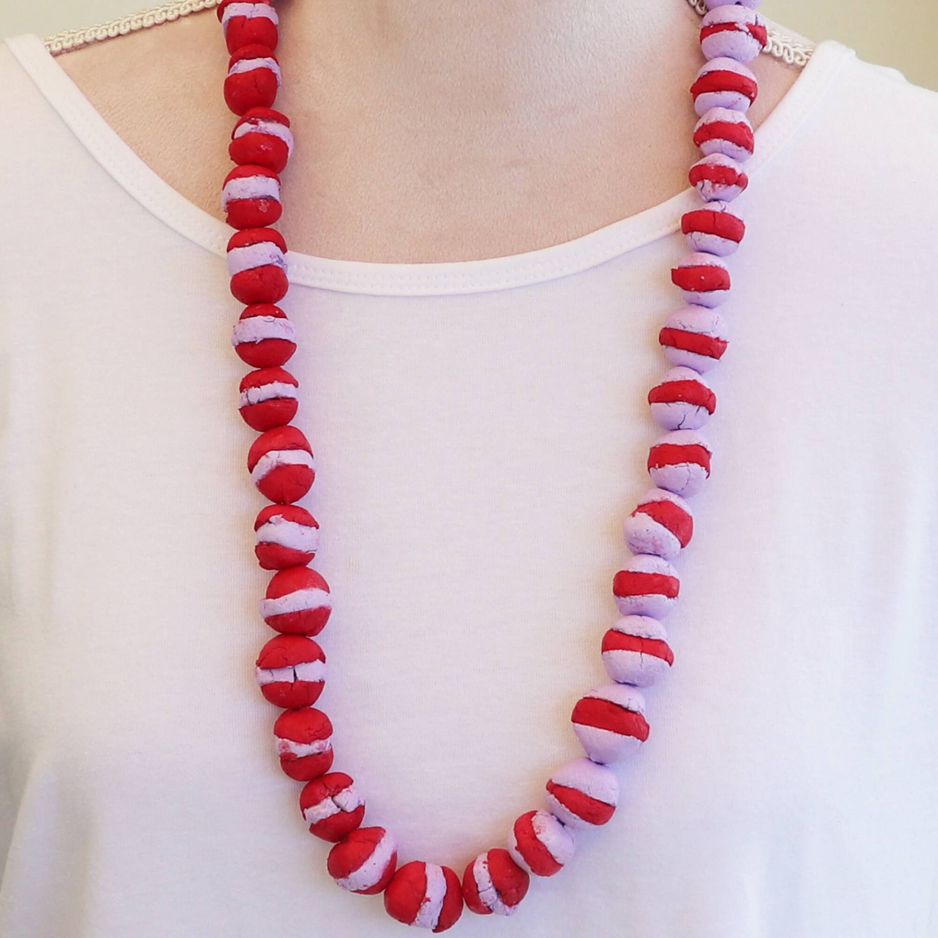 Leuchtende Farben Wunderschöner Halsschmuck Für Die Frau. Lange Perlenkette Ist Ein Umweltfreundliches, Neues Material. Hergestellt Von Saila Seppo Leuchtende Farben Wunderschöner Halsschmuck Für Die Frau. Lange Perlenkette Ist Ein Umweltfreundliches, Neues Material. Hergestellt Von Saila Seppo von greenbuttonshop