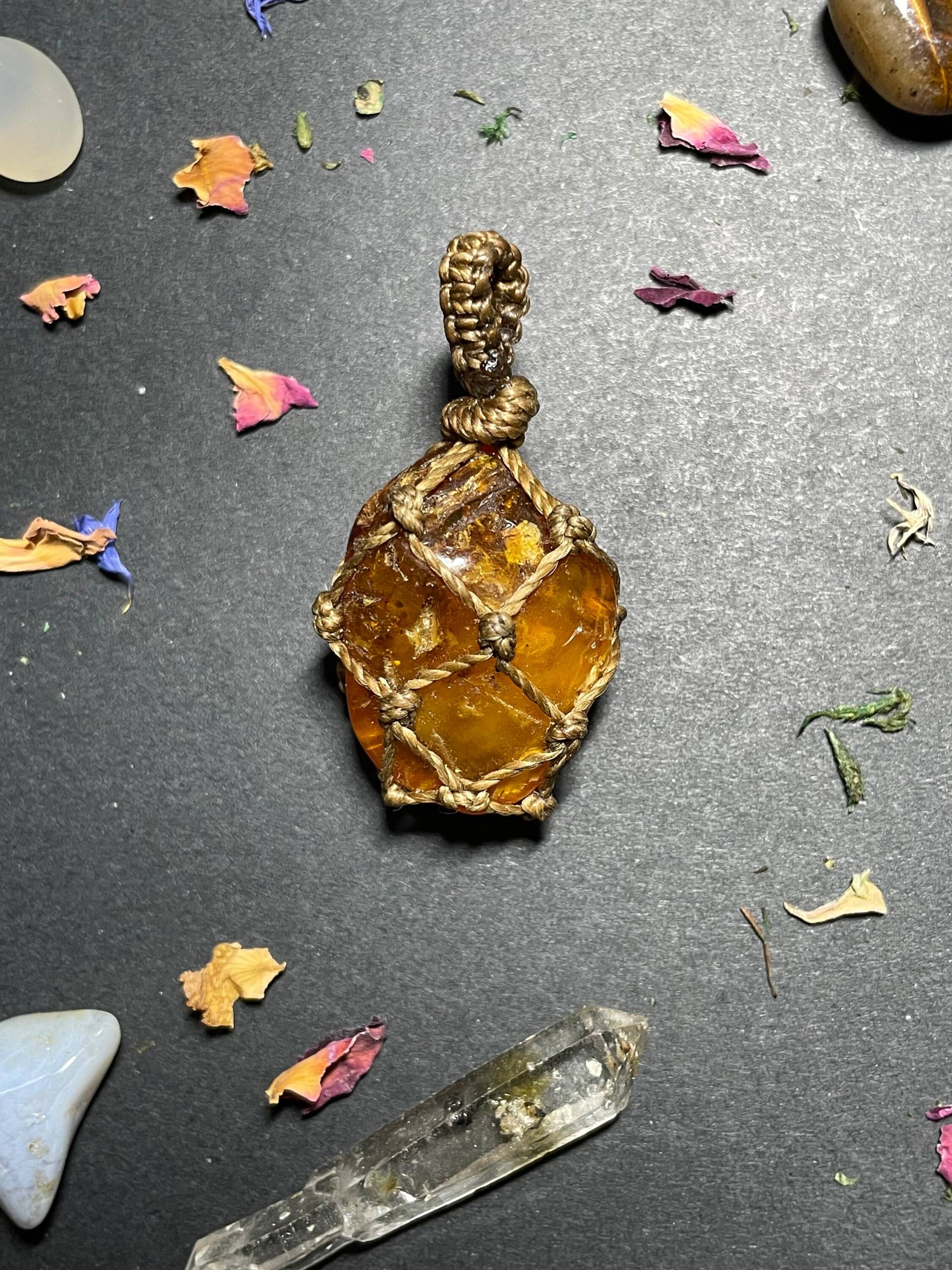 Bernstein in Makramee Netz von greenwanderermacrame