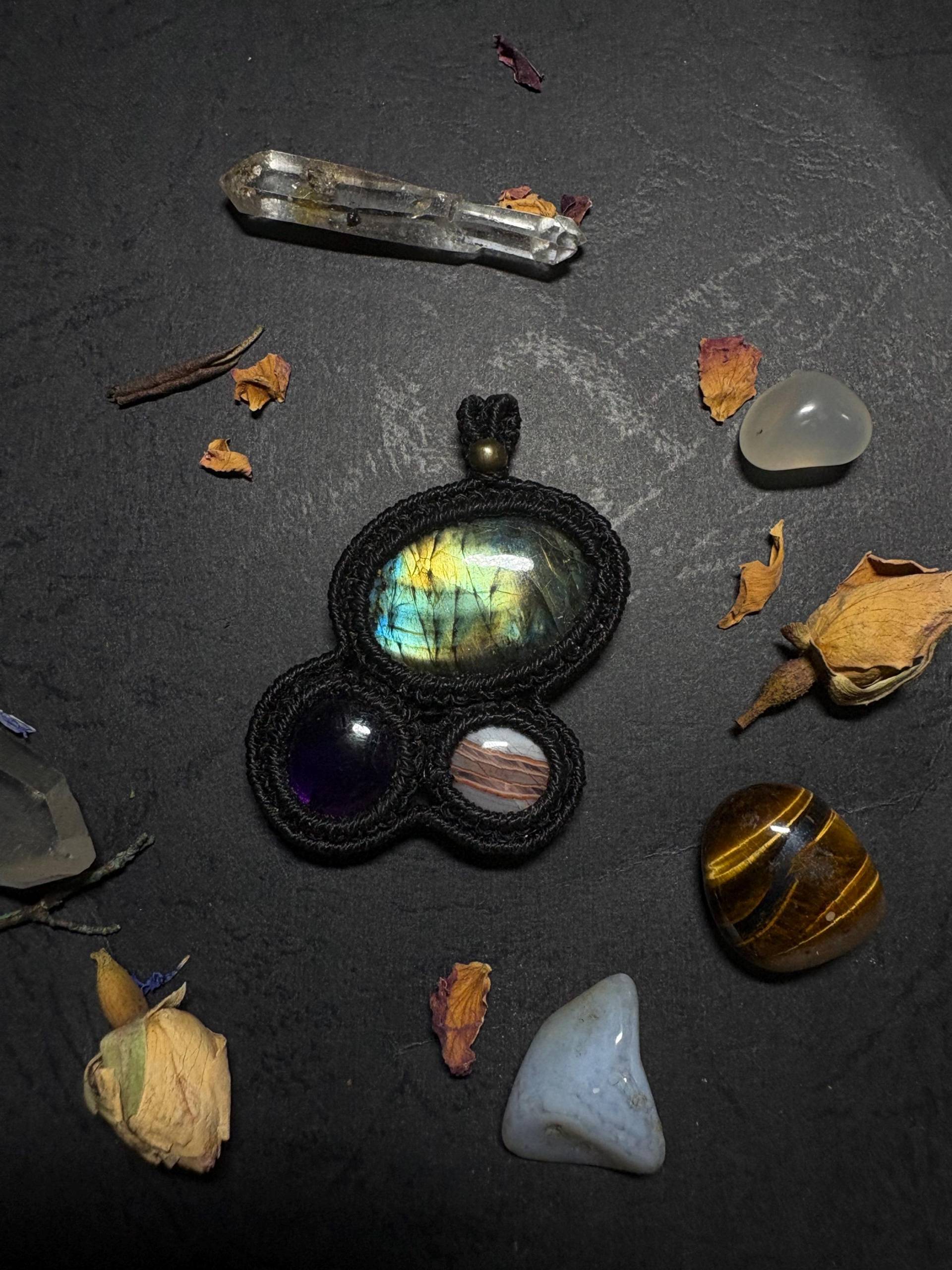 Makramee Anhänger Labradorit Amethyst Achat// Kette Pendant von greenwanderermacrame
