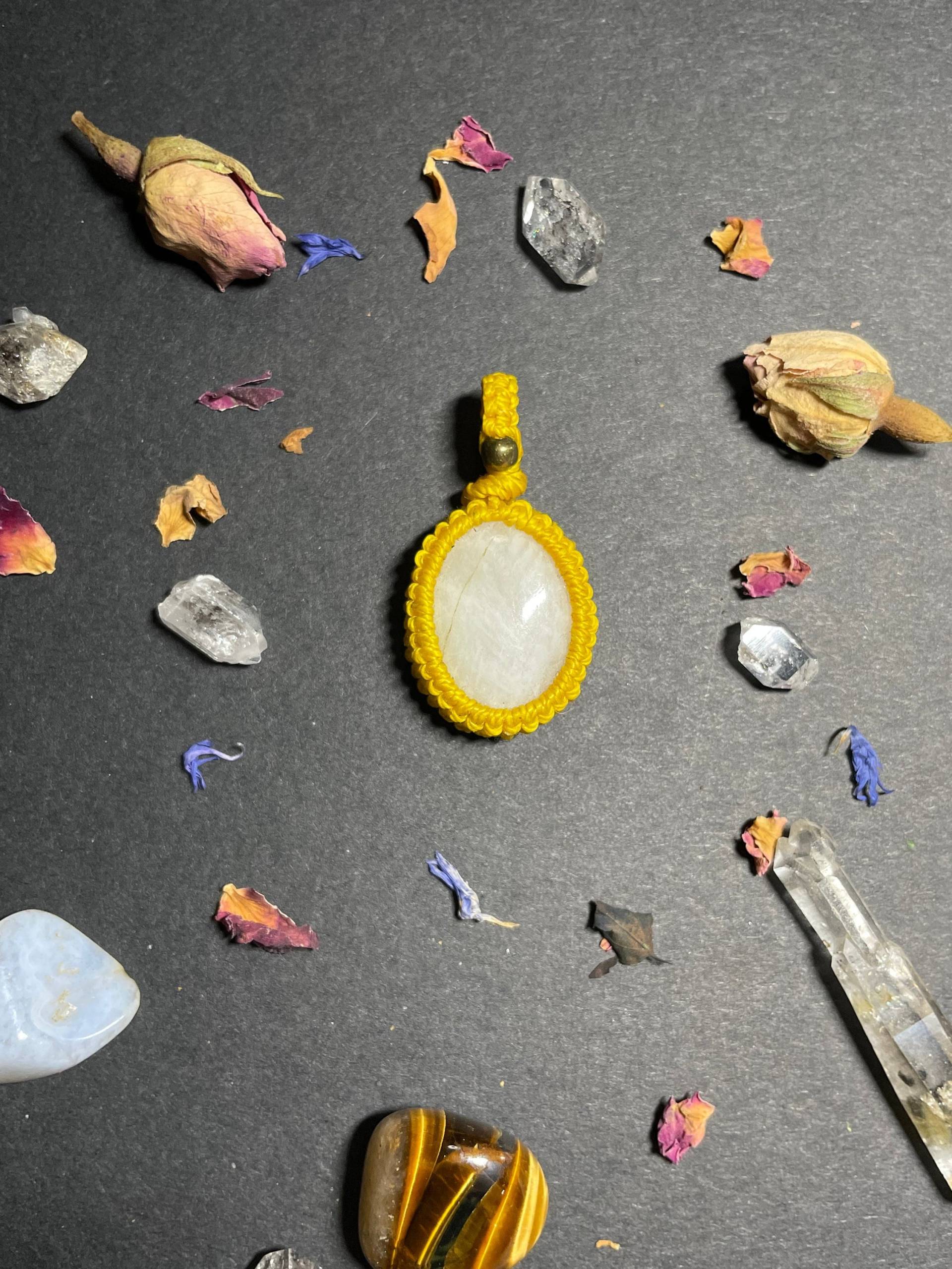 Regenbogenmondstein Weißer Labradorit Makramee Anhänger Macrame Necklace Rainbow Moonstone White Labradorite von greenwanderermacrame