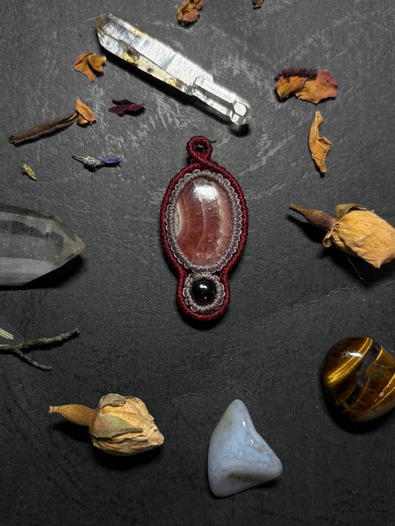 Rhodochrosit Und Granat Makramee Anhänger Kette Rhodochrosit Und Granat Makramee Anhänger Kette von greenwanderermacrame